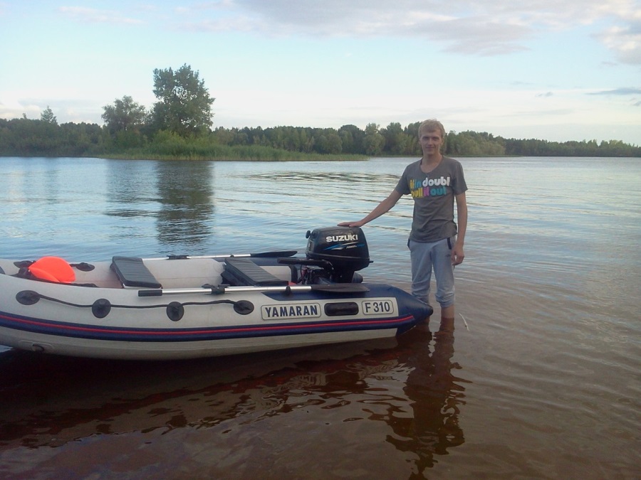 Мотор Сузуки на реке Волга